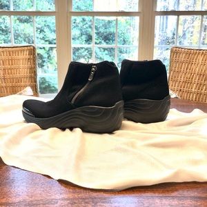 BZees black ankle boots